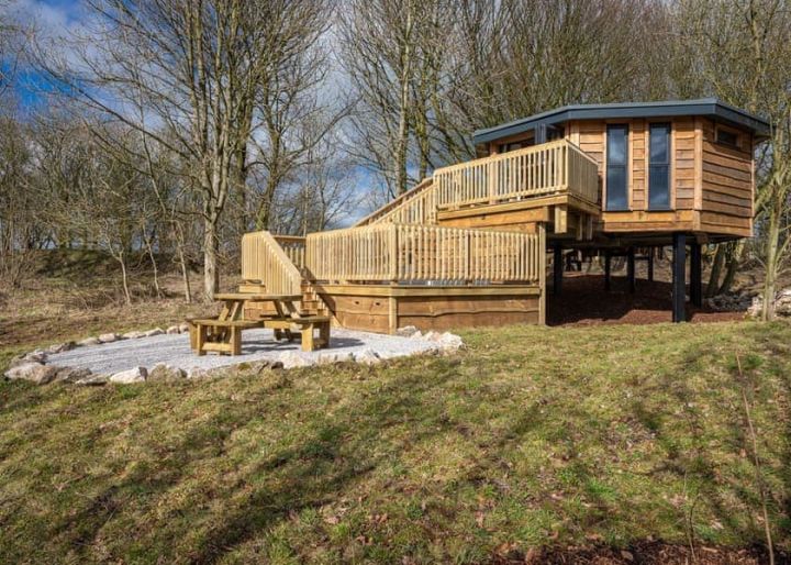Romantic Peak District treehouse stay with hot tub! 🛀😍